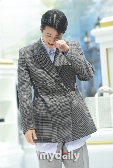 sehun getting shy after doing “heart cheek” pose 🥹

#SEHUN #세훈 #엑소세훈