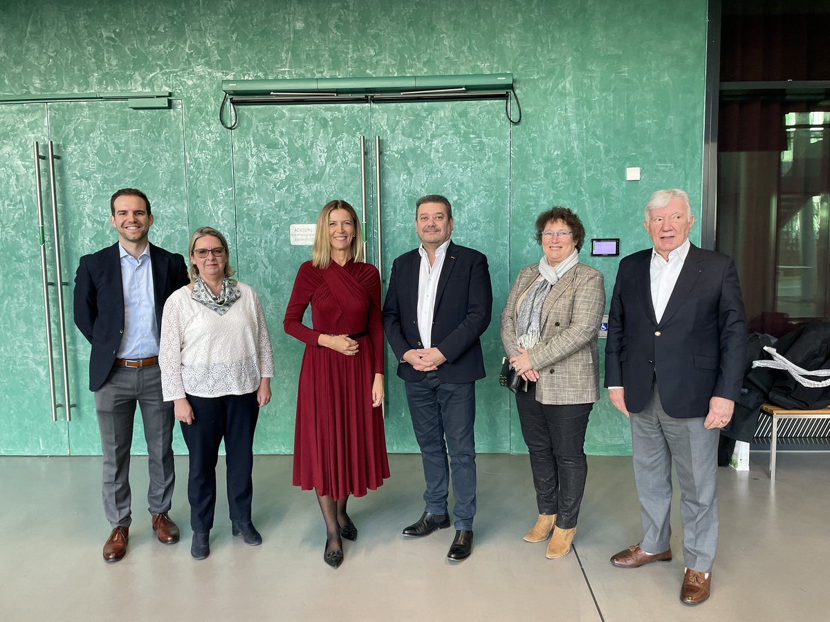 departement86's tweet photo. #HumanTechnology
« Les travaux sur le maintien à domicile des personnes âgées et handicapées nous intéressent fortement pour notre Espace Vienne Autonomie en construction sur le site de la Frappière à #Poitiers. Nous allons travailler ensemble sur le sujet. » @AlainPichon86 https://t.co/CoKnZqH2p9