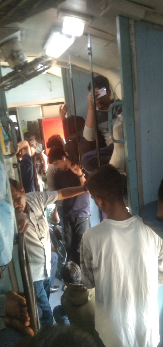 sajid_mohm52008's tweet photo. @RailMinIndia @RailwaySeva @AshwiniVaishnaw  PNR 8414513617 railway minister se guzarish hai ki is rot se ek awor gadi ka snchalan kiya jaye Azamgarh walon ke liye bass matra ek hi train hai Jo hamesha musafiron se bhari rahti hai sleeper coach general coach banaa hua https://t.co/Mt2P4U5fd1