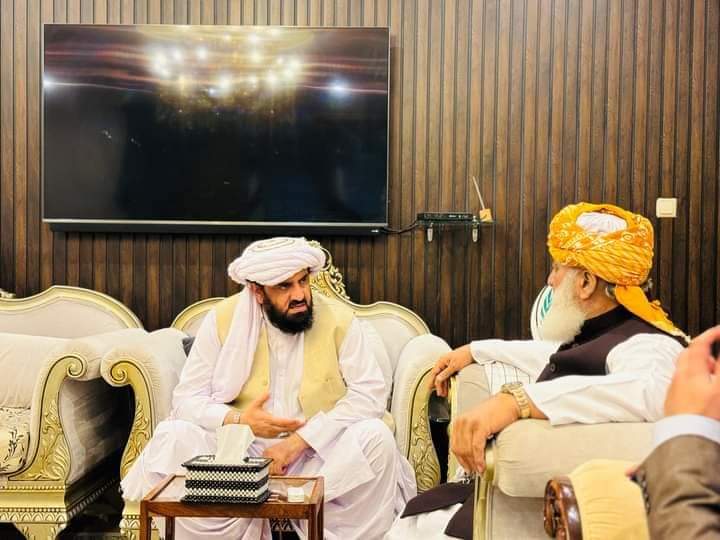 JUI_NW's tweet photo. مسلم لیگ ن کے ملک احمدخان اور پی پی پی کے فیصل کریم کنڈی کےبیان پر جے یو آئی کے رہنما حافظ حمداللہ کا ردعمل

پی ٹی آئی کی وفد کا مولانا فضل الرحمن سے ملاقات پر پی ایم ایل این اور پی پی پی کو تکلیف کیوں ہورہی ہے ؟ حافظ حمداللہ

خود پی پی پی کی قیادت پی ایم ایل این کے خلاف رات کی تاریکی میں بانی پی ٹی آئی سے جیل میں ملاقات کے لئے منتیں کرتی رہی حافظ حمداللہ

کچھ لوگوں نے صبح کا آغاز بسم اللہ اور نماز جمعہ تیاری کی بجائے مولانا فضل الرحمن پر تنقید سے دن کا آغاز کیا حافظ حمداللہ

اتنی جلدی کیا تھی کچھ صبر سے کام لیتے ابھی تو کھیل شروع ہی نہیں ہوا حافظ حمداللہ

اور دونوں پارٹیوں نے کھیل شروع ہونے سے پہلے باولنگ شروع کیں حافظ حمداللہ

مولانا فضل الرحمن نے 2018 کے الیکشن کی طرح 8 فروری کے الیکشن کو بھی دھاندلی زدہ قرار دے کر مسترد کیا حافظ حمداللہ

مولانا کل کی طرح آج بھی اپنی اصولی موقف پر قائم ہے کہ اسٹیبلشمنٹ  سیاست میں مداخلت نہ کرے حافظ حمداللہ

دونوں پارٹیوں کے صفوں میں شامل کنڈیڈیٹس کامیاب ہوئے ہو یا نا کام موجودہ الیکشن کو جھرلو الیکشن قرار دے رہے ہیں
@iHafizHamdullah
#FazalurRehman
#ایوان_نہیں_میدان