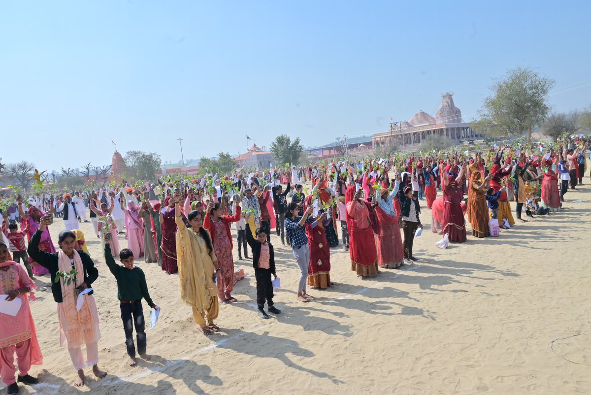 HabitatHealer's tweet photo. 🌱🌳 Thousands of Jasnathi community members from Rajasthan have embraced the role of Harit Ram Doots, pledging 5100 saplings under the Familial Forestry Ram Roonkh Abhiyan. This initiative of mine aims to foster environmental stewardship and engage millions of families in the world’s largest household fruit tree plantation campaign. To join the drive please register yourself as #HaritRamDoot on our website https://t.co/n2QR2VrYV0 
#GreenPledge #FamilialForestry #RamRoonkhAbhiyan #UNited4Land #SDG15 #OurGreenMembers 🌿🌏
@byadavbjp @ibrahimthiaw @narendramodi @ParveenKaswan