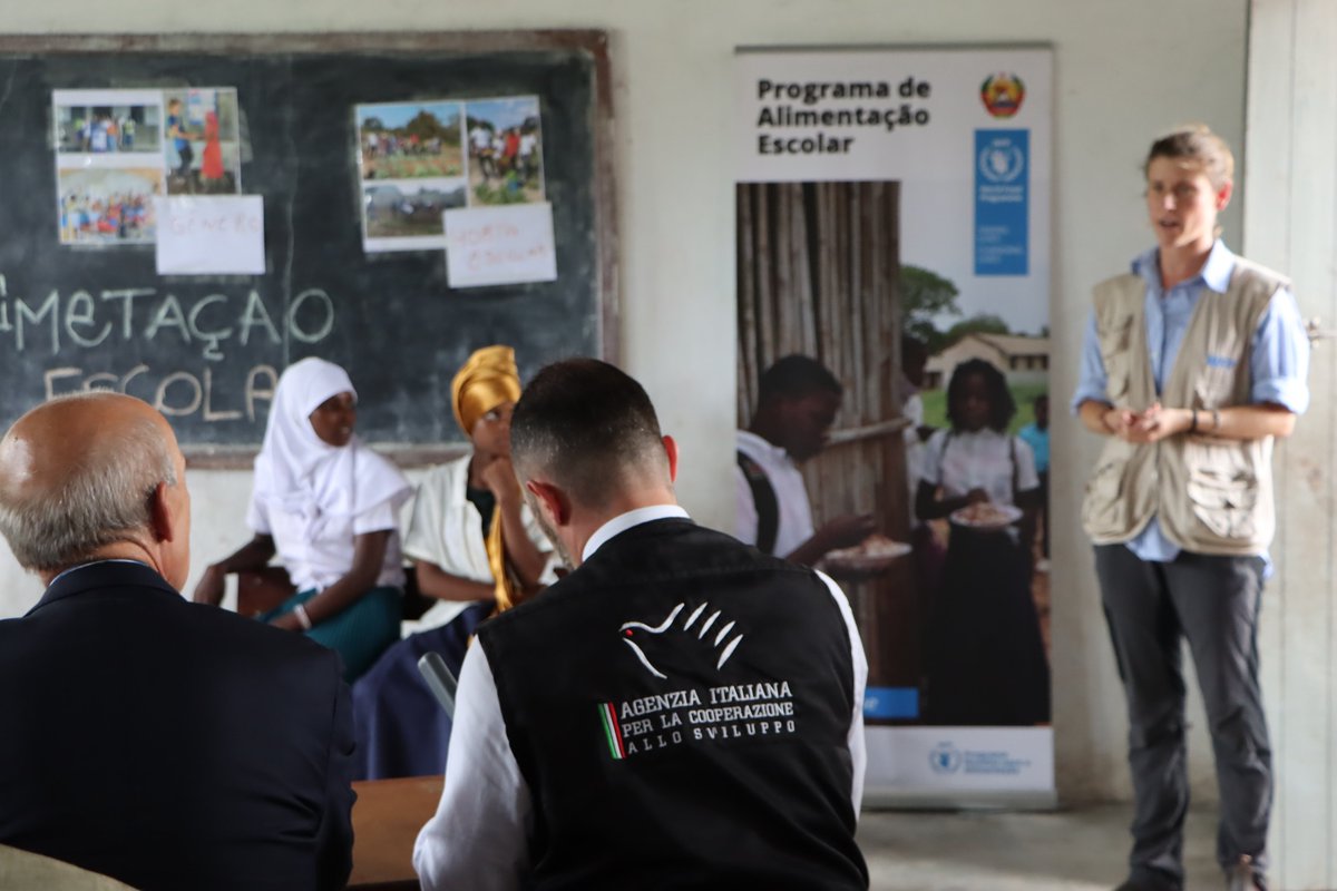wfp_mozambique's tweet photo. A #Gender transformative dialogue club in the making 🙌💬⚧️

@Palazzo_Chigi @ItalyinMoz &amp; @aicsmaputo visit a community school where @WFP and @UNICEF work together to ensure a brighter future for children in Palma 🎒🏫 https://t.co/DADiskEGJF