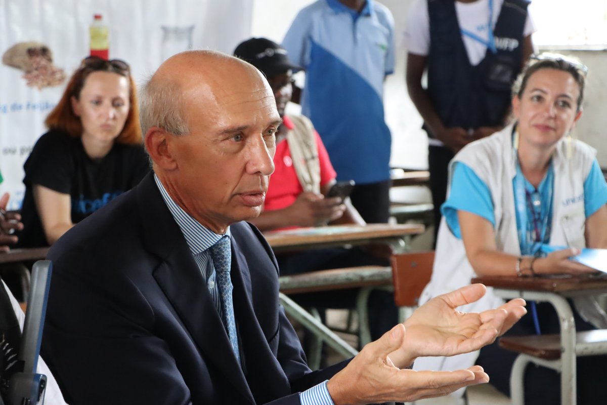 wfp_mozambique's tweet photo. A #Gender transformative dialogue club in the making 🙌💬⚧️

@Palazzo_Chigi @ItalyinMoz &amp; @aicsmaputo visit a community school where @WFP and @UNICEF work together to ensure a brighter future for children in Palma 🎒🏫 https://t.co/DADiskEGJF
