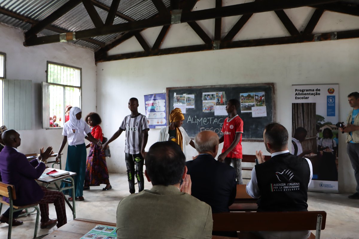 wfp_mozambique's tweet photo. A #Gender transformative dialogue club in the making 🙌💬⚧️

@Palazzo_Chigi @ItalyinMoz &amp; @aicsmaputo visit a community school where @WFP and @UNICEF work together to ensure a brighter future for children in Palma 🎒🏫 https://t.co/DADiskEGJF