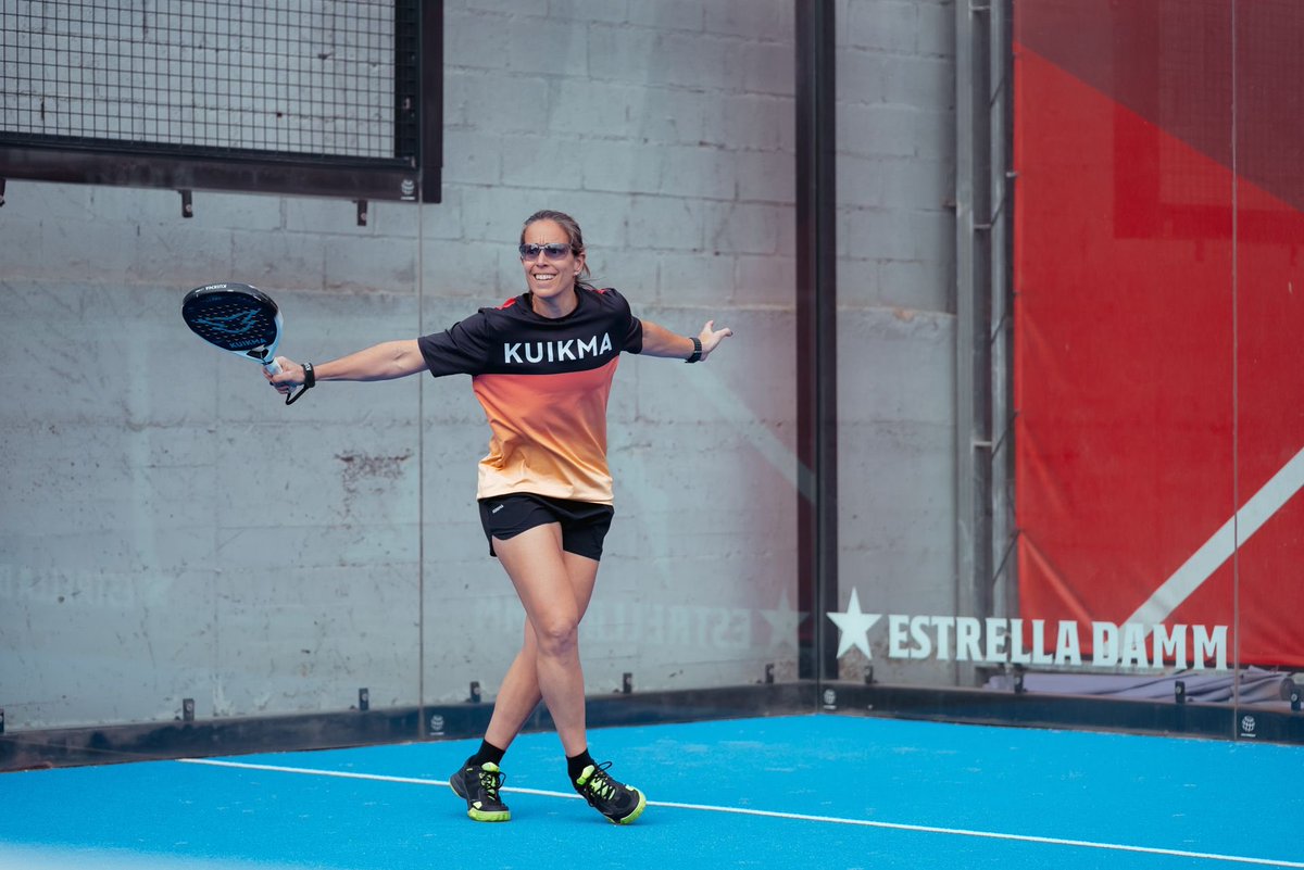 luciasainzp's tweet photo. Viernes + pádel: sonrisa asegurada 😊 muchas ganas de empezar la temporada! 💪🏽

Gracias @trescoball por la visita y las risas 🙌🏽 @MarceFerrari81 https://t.co/Gp4vBmMwHY