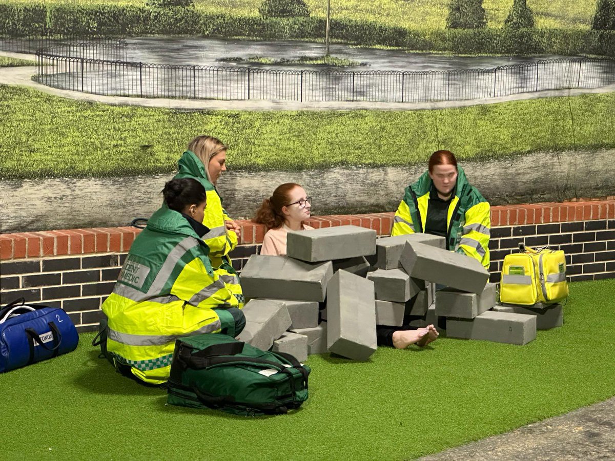 Opportunity to put some environmental pressures into our #simulation active learning scenarios thanks to @LifewiseCentre. Our 2nd Year #studentparamedics hard at work with their learning this week. @AHP_SHU