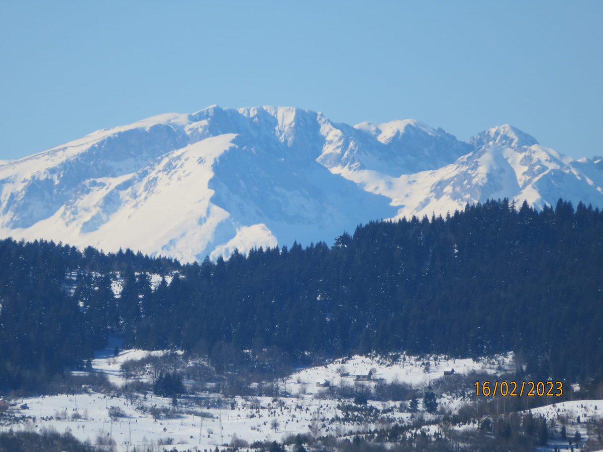 pantopedia's tweet photo. Pogled sa Brašanskog brda, selo Babine iznad Prijepolja, na Treskavicu, Leliju i Durmitor, snimljeno na Sretenje 2023. #Dinaridi https://t.co/hvIqDj4LOm