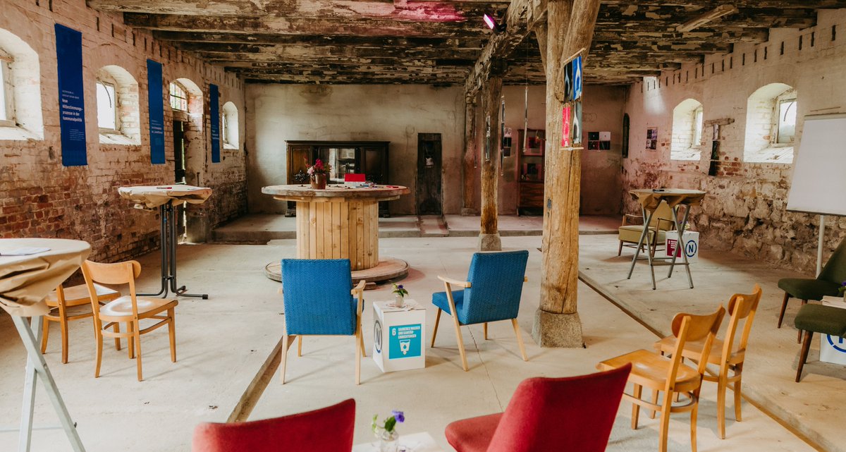 Ob #Dorfladen, #Coworking-Space oder #Heimatverein: Für ländliche Zukunftsfähigkeit leisten #sozialeInnovationen wichtige Beiträge.

 🏘 WIRinREGIONEN erforscht Ideenreichtum in #Brandenburg &amp; #SachsenAnhalt und veranstaltet etwa Erzählcafés

🤝 Mehr: wir-in-regionen.de/das-projekt/wo…