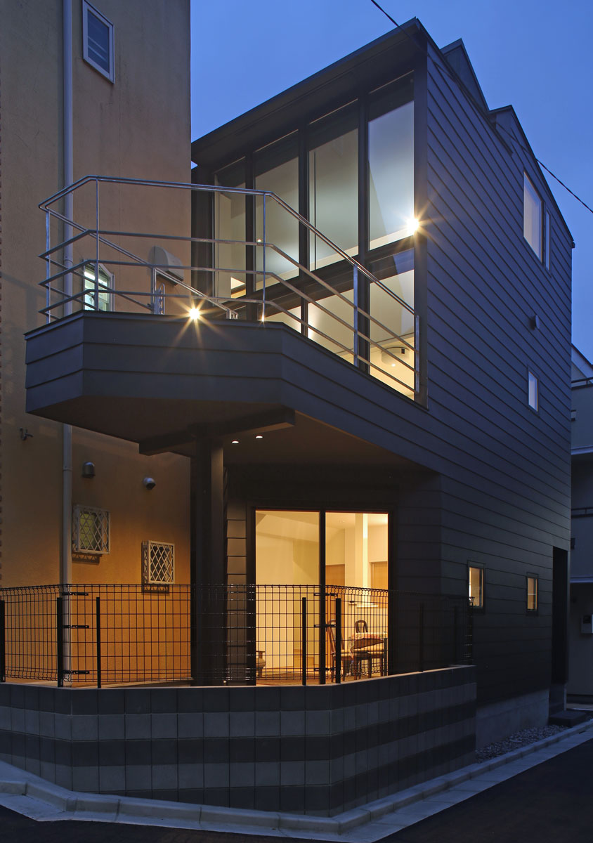 prime_archi's tweet photo. 【Villa Cloud - ヴィラ・クラウド】の作品ページをUPしました。
東京都内に建つ、木造３階建ての２世帯住宅です。
都会の中に、広がりのある住空間を形づくりました。
海外の方の短期滞在も想定した建築となっています。
是非ご覧ください。

URL:https://t.co/MLelau8595 https://t.co/8Uke2kx8rE