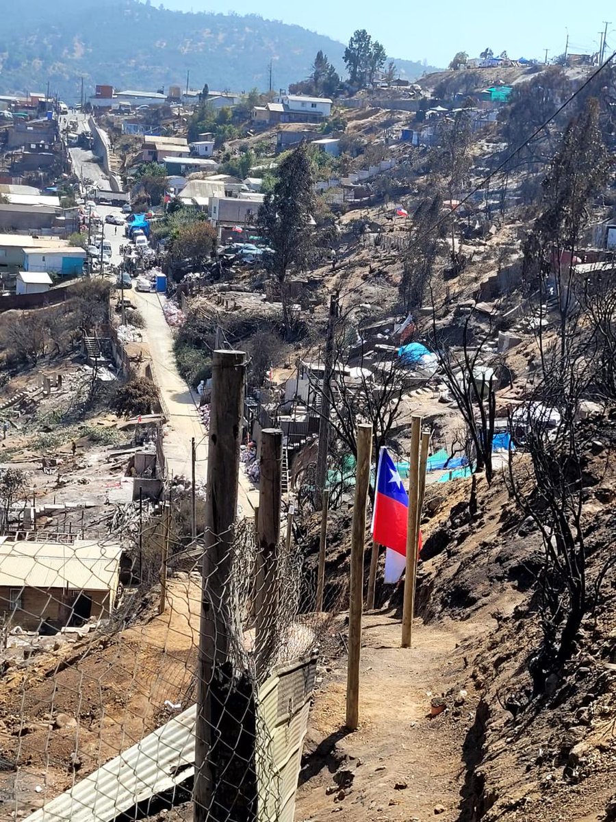 DEGREYD coordinó el despliegue de 4 Equipos Médicos de Emergencia en la zona afectada por incendios en Viña del Mar, para reforzar el trabajo del personal sanitario local y apoyar las tareas de respuesta y cuidado de la población afectada.

Ver nota: degreyd.minsal.cl/minsal-despleg…