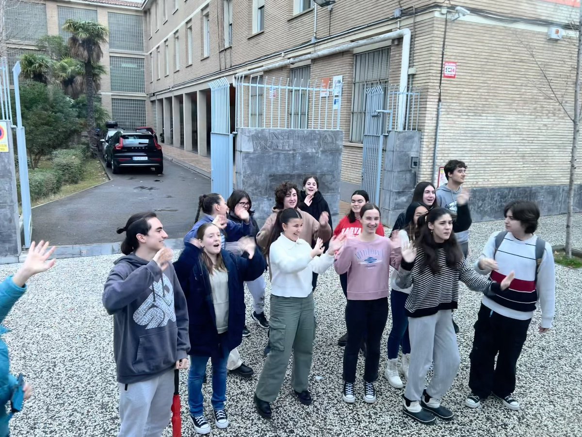 Todos están muy tristes de decir ‘adiós’ 👋🏻 😢. Lo hemos pasado bomba en ZGZ.. pero nos vemos pronto en Irlanda del norte en marzo 😎 muchas gracias a nuestros amigos en @IesServet