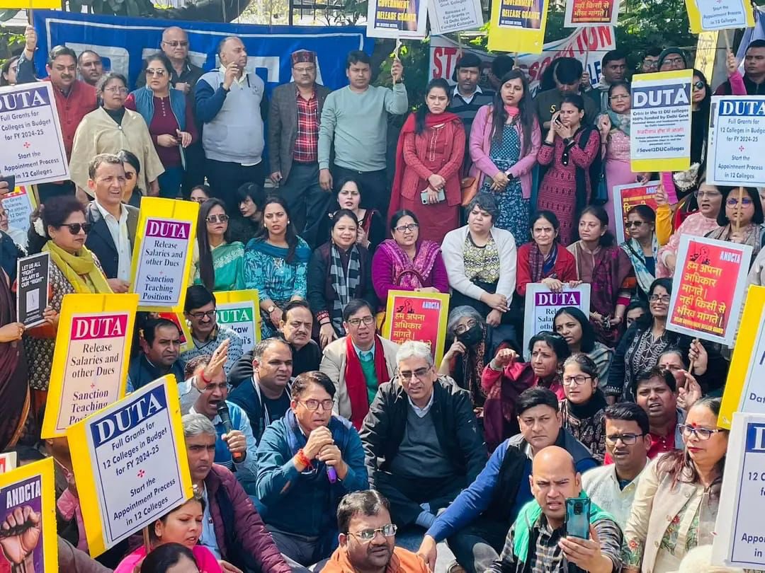 akbhagi63's tweet image. Massive Protest against Delhi Govt. by DUTA, Complete Strike in DU. AAPGovernment not paying salaries to teachers and declared posts illegal,teachers are working for decades in 12 Delhi Govt funded college. 
#DelhiGovtReleaseGrants
#AntiHigherEducationDelhiGovt 
@ArvindKejriwal