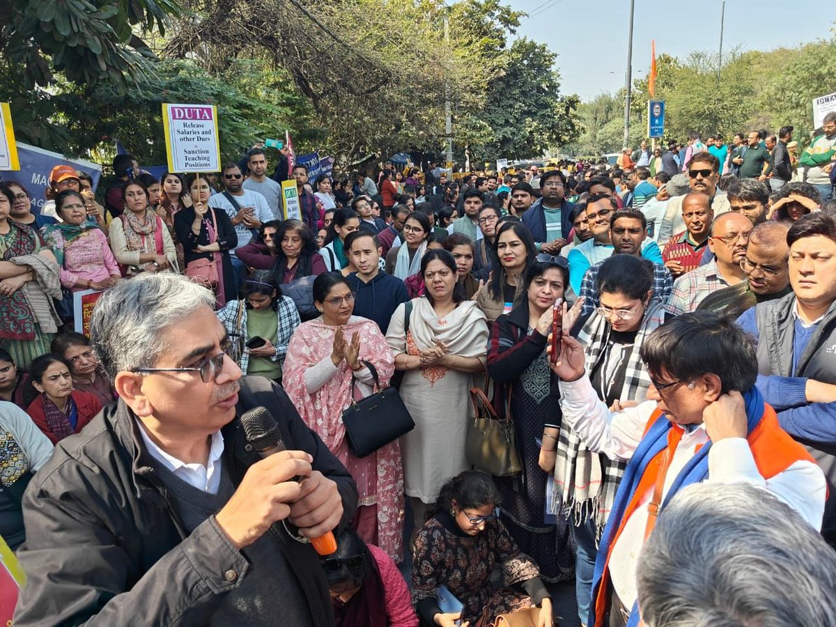 akbhagi63's tweet image. Massive Protest against Delhi Govt. by DUTA, Complete Strike in DU. AAPGovernment not paying salaries to teachers and declared posts illegal,teachers are working for decades in 12 Delhi Govt funded college. 
#DelhiGovtReleaseGrants
#AntiHigherEducationDelhiGovt 
@ArvindKejriwal