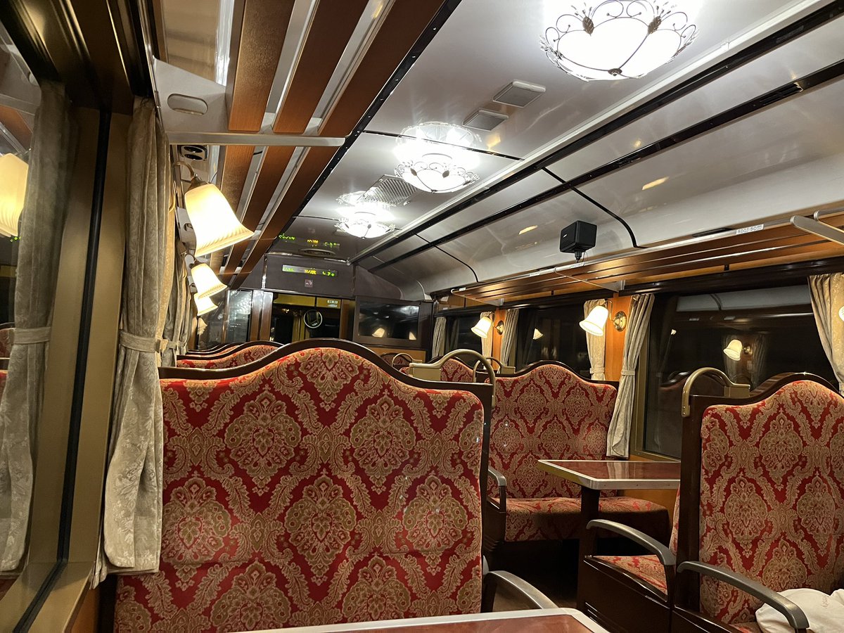 昨晩いつもは車で行く隣町の親戚宅に電車で行ってきた（お酒を飲むために🍶）
豪華なお食事に喜んでたら、おじちゃんが松茸を炙って松茸酒なる物を作ってくれてこれが美味し過ぎた。黄金のお酒✨
帰り終電に乗ったら電車も謎に豪華だった。