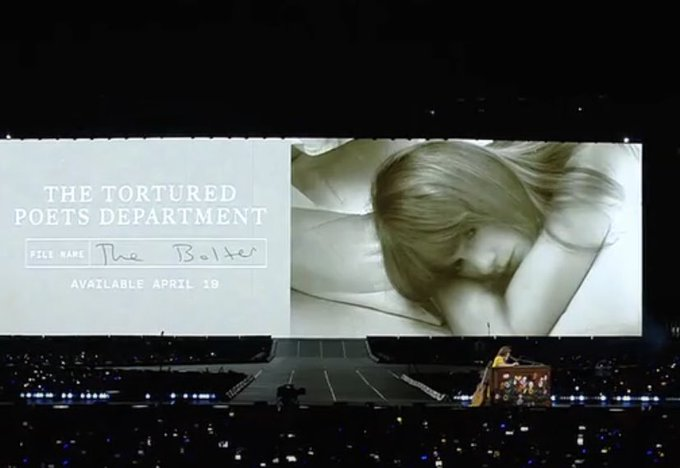 fanaTAYcism's tweet photo. singing 'you're losing me' all while leaving that cover on the screen is a very specific kind of unhinged . it's very clearly a threat . everyone should be scared . https://t.co/OnAoHGiFro