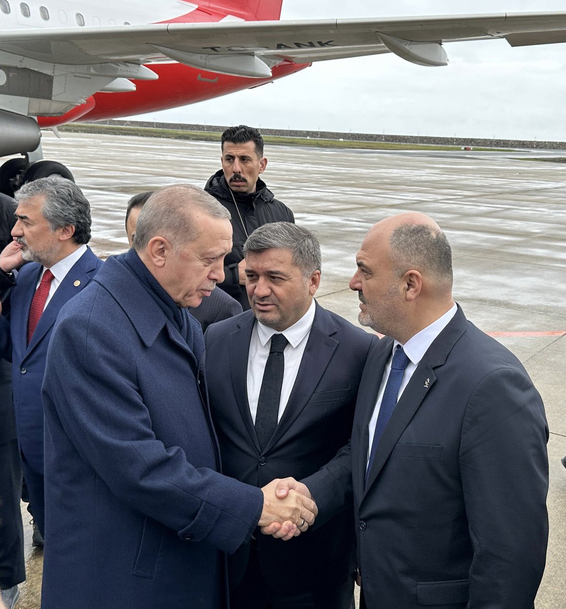 Cumhurbaşkanımız Sayın <a href="/RTErdogan/">Recep Tayyip Erdoğan</a> ’ı, Giresunlu hemşehrilerimizle gerçekleştireceği büyük buluşma öncesinde havalimanında karşıladık.

Sayın Cumhurbaşkanımız Giresunumuza hoş geldiniz, şeref verdiniz..