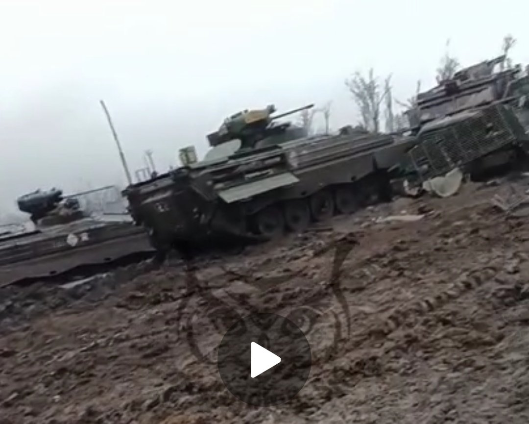 chris__759's tweet image. ⚡Pictures of war
This clip shows a vehicle graveyard at the Zaporizhzhia front near the village of #Verbove!  💥
3 disabled German Marder 1A3, 1 Cougar (MRAP), 2 BMP-2 and a T-type tank.