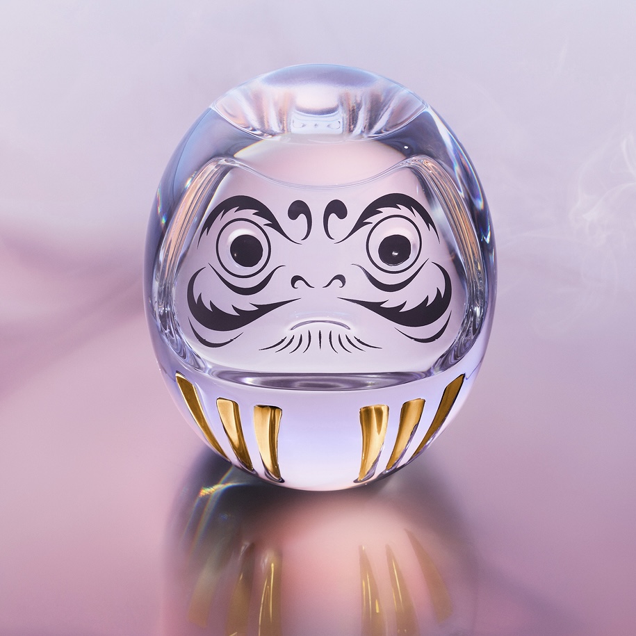 BACCARAT’S TALE OF WATER In a round form with profound expression, Daruma has long been a revered symbol of good fortune in Japan, a cherished totem fulfilling wishes and warding off misfortune. @Baccarat, embracing the spirit of good fortune. #Baccarat #BaccaratTaleofWater