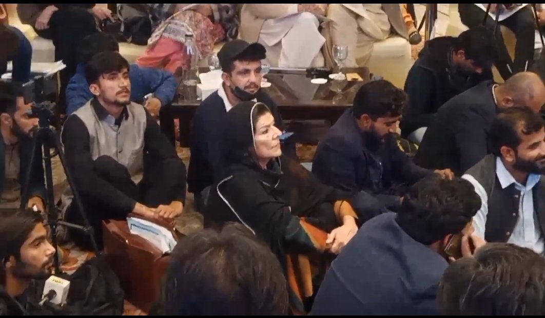 پاکستان سے 180 سے زیادہ سیٹیں جیتنے والے کی بہن زمین پر بیٹھ گئی اور امیدوار کرسیوں پر یہ ہوتی ہے ڈیموکریسی یہ ہوتی ہے