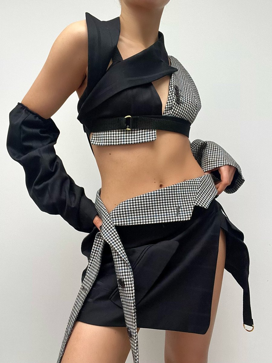SarahORobinson_'s tweet photo. Our third 10 X 10 bralet comes with a little extra! 
Matching Mini Skirt made from blazers with adjustable D-ring and removable lapel belt.

Now available online.

[Purchase through our website under ‘Sarah’s Signature Style Shop’]

#upcycle #upcycled #upcycling #blazer #outfit https://t.co/jrZ81utlQ8