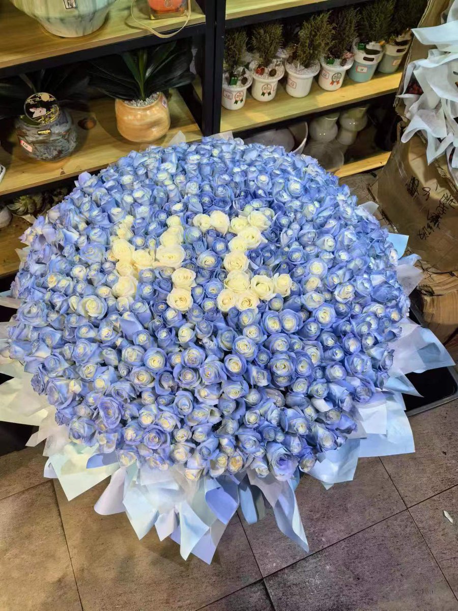 DeepSeaWhale511's tweet photo. 花束有520朵玫瑰装饰而成 ，更愿满满的爱包围着你
一定要看视频~非常美，美到令人屏住呼吸。
#ZhangZhehan #ZhangZhehan张哲瀚
#张哲瀚 #張哲瀚 
#チャンジャーハン #장철한 #จางเจ๋อฮั่น
#zhangzhehan_super3 
#洪荒剧场
#zhangsanjian
#张三坚 #中国香港
#山河令
#WordOfHonor 
#TheRealZhangZhehan https://t.co/fcSkFBDBJk