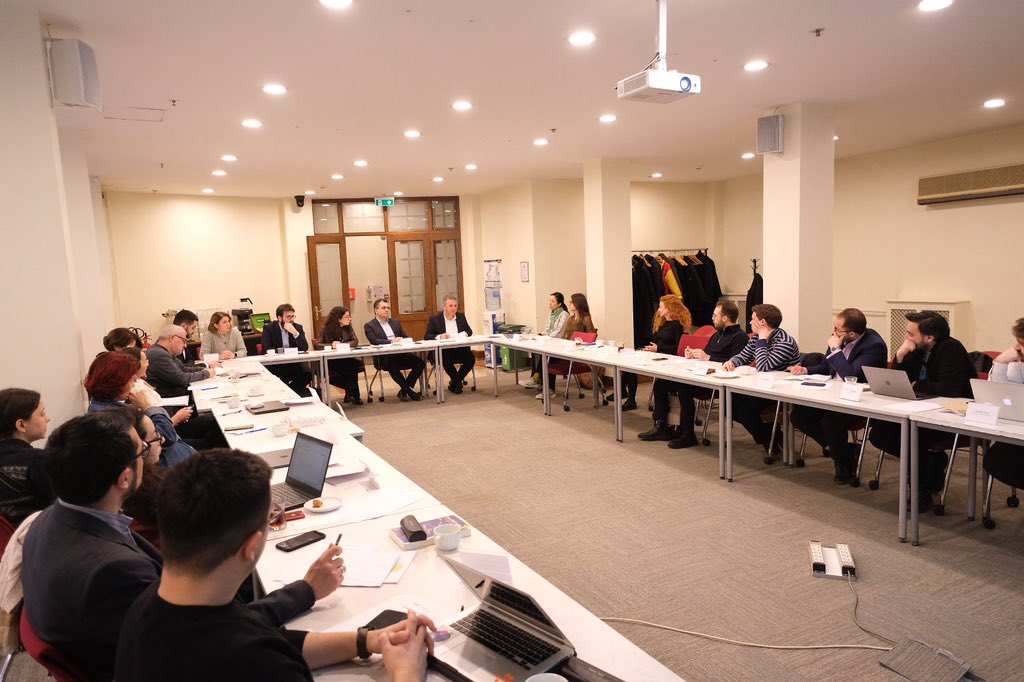 Akademisyen ve farklı STK’larda görevi olan genç arkadaşlarımızla bir araya geldik, ‘beyin göçü sorununu’ konuştuk. 

İstanbul Politikalar Merkezi’nde, Arayüz Kampanyası’nın düzenlendiği ‘Çözüm Önerileri ve Politikalar: Beyin Göçüne Siyasetin Yaklaşımı’ oturumunda;👇

Beyin