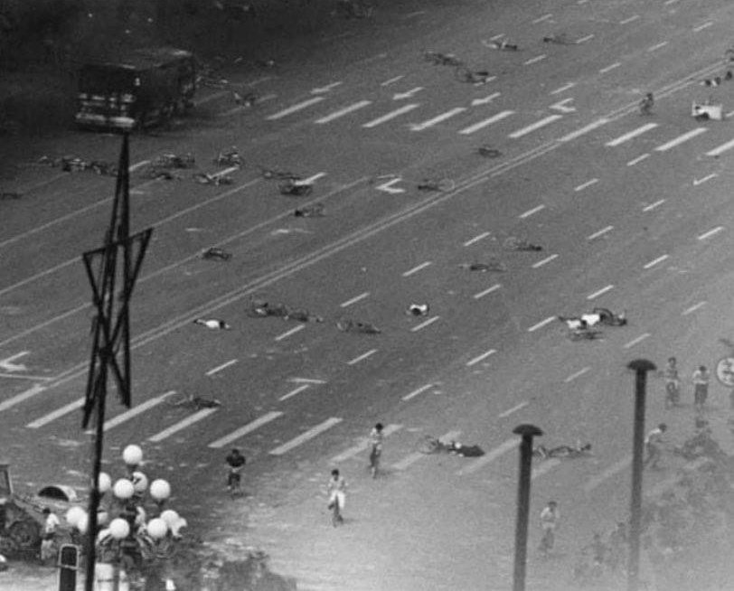 People keep posting the guy in front of a tank.🦌
But almost never the aftermath.👀

#TiananmenSquare