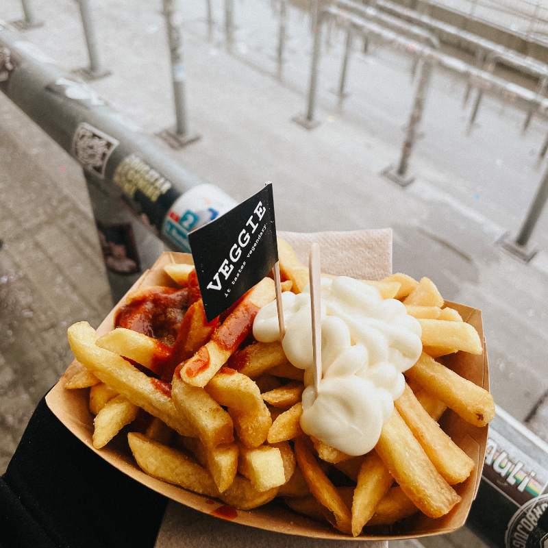 fcstpauli's tweet photo. Erste Pommes-Bude wird eröffnet 🍟 

Darauf haben viele Fans gewartet: Beim Spiel am Sonntag (18.2.) gegen Eintracht Braunschweig öffnet erstmals auf der Gegengerade (1. Ebene) eine Pommes-Bude, wo ausschließlich die frittierten Kartoffeln über die Theke gehen werden.

#fcsp