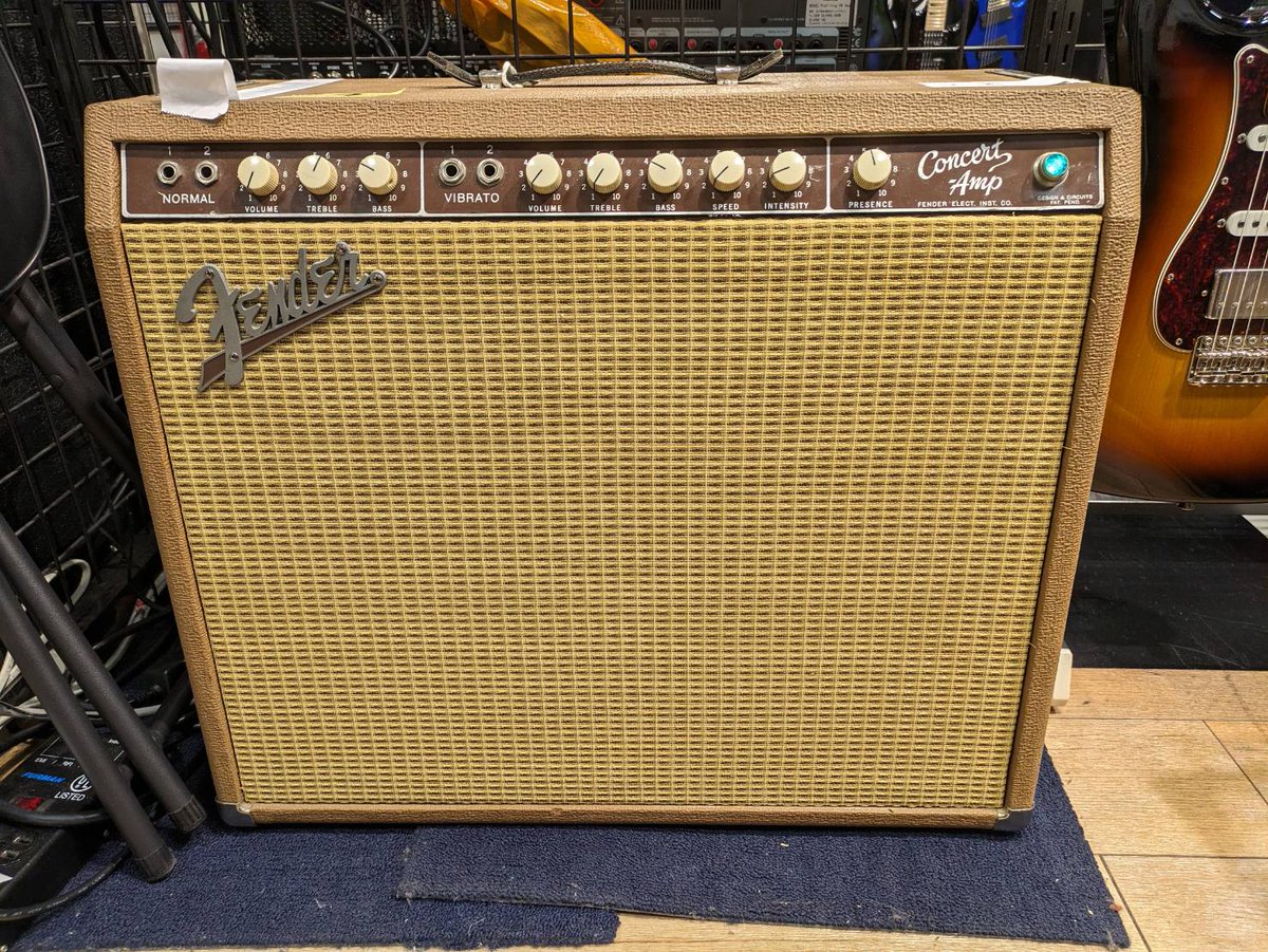 shima_ohmiya's tweet photo. オルタネイトピッキング諦めたデジタル担当朝倉です。#Fender より米国買付アンプがいつの間にかいました。
#1963s のConcertアンプ、Volを上げても歪まないでいてくれるので、きれいな音。TS9とかでグッと持ち上げ、ギュッと音出してあげれば最高ですね。
#アンプ
#ギター
#良い機材は擬音が増える https://t.co/YI7pFiGPAb