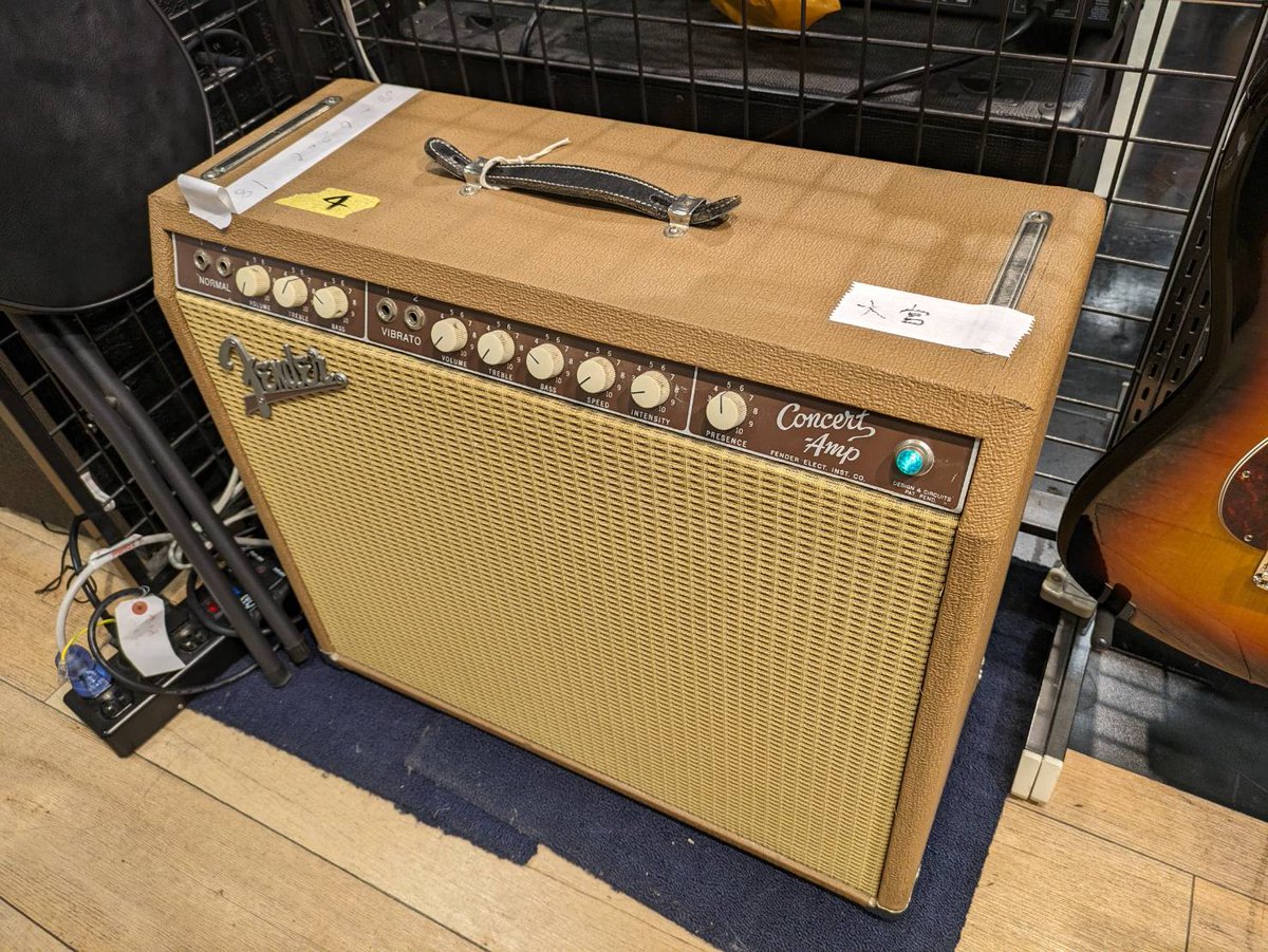 shima_ohmiya's tweet photo. オルタネイトピッキング諦めたデジタル担当朝倉です。#Fender より米国買付アンプがいつの間にかいました。
#1963s のConcertアンプ、Volを上げても歪まないでいてくれるので、きれいな音。TS9とかでグッと持ち上げ、ギュッと音出してあげれば最高ですね。
#アンプ
#ギター
#良い機材は擬音が増える https://t.co/YI7pFiGPAb