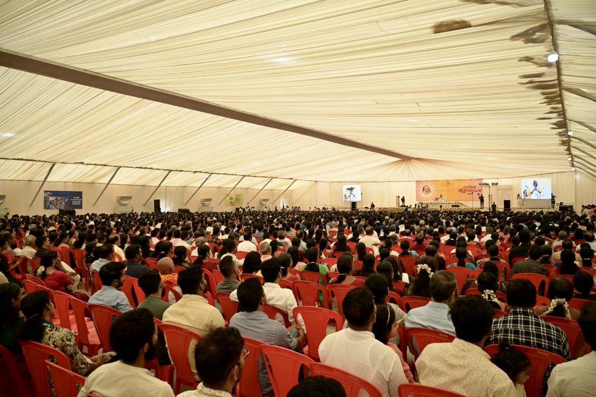 Gurudev's tweet photo. Started a 3-day tour of Kerala from Kannur today. 

At the @ArtofLiving “Happiness Mahotsav”, thousands discovered the key to peace and dynamism. https://t.co/GAE8KorrM0