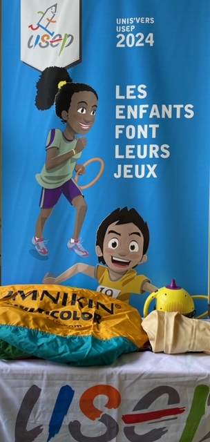 USEP59's tweet photo. Bonjour à tous ! Pour continuer notre présentation des kits de matériel, on parle du kinball, sport arrivant en 🇫🇷en 2001. Voici un kit complet pour découvrir cette activité. Si vous êtes intéressés, merci de nous📞Bonne journée ! @Agence_du_Sport @departement59 @usepnationale https://t.co/Vy8eL97drM