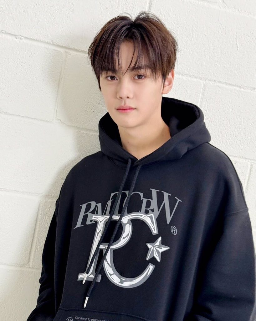 ZB1_ig's tweet photo. "😉
#ZEROBASEONE #ZB1 #제로베이스원
#KIMGYUVIN #김규빈
#ROMANTICCROWN #RMTCRW"
(2) https://t.co/TI8Xu7vBdZ
