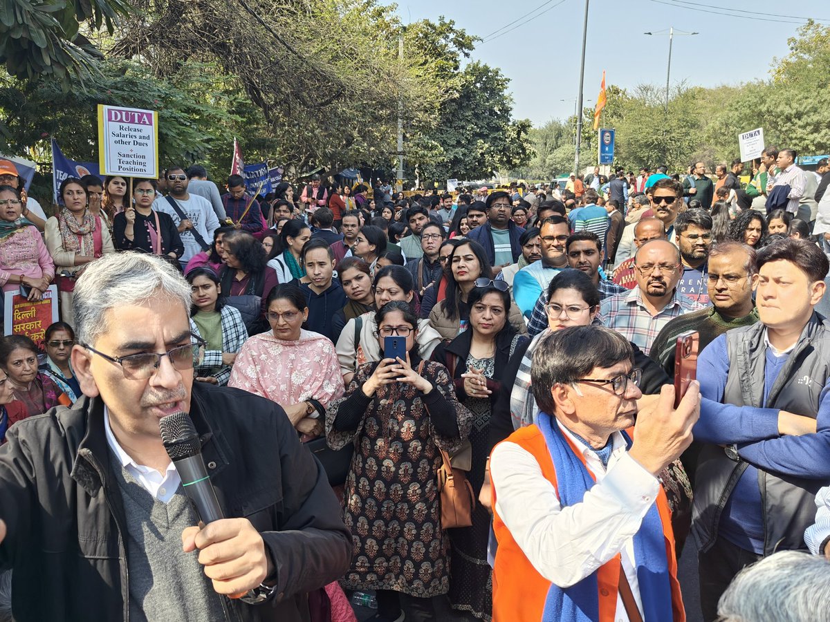 OfficeofCS's tweet photo. Massive Protest against Delhi Govt. by DUTA, Complete Strike in DU. AAPGovernment not paying salaries to teachers and declared posts illegal,teachers are working for decades in 12 Delhi Govt funded college. 
#DelhiGovtReleaseGrants
#AntiHigherEducationDelhiGovt https://t.co/WYPqKPGnDw