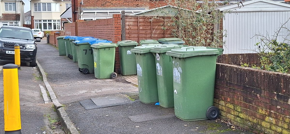 YanPlasticman's tweet photo. @SouthamptonCC will the council be issuing a statement stating the truthful reasons why for the second week running our bins have not been emptied? https://t.co/fSF5SfWXqU