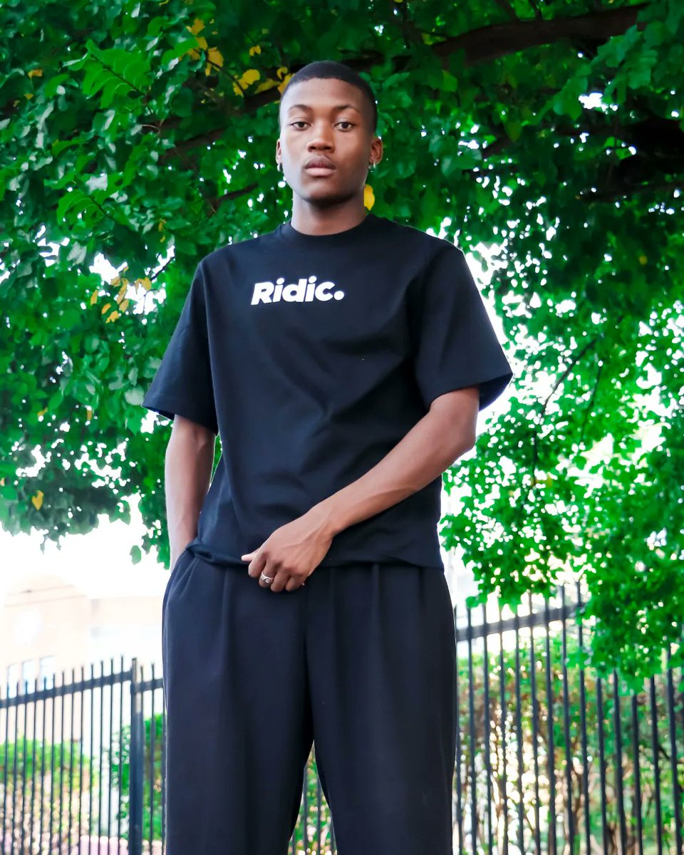 Shipa_Online's tweet photo. Lets unveil Ridic's latest summer essential: A high-quality T-shirt with perfect detail, minimalist style, and an oversized cut for that effortlessly cool summer look. Available in 2 colorways.
C/W +266 57319347 for deliveries.
#RidicSummerStyle #tsencha #tsoarastyle https://t.co/ZI4E0HC1dc