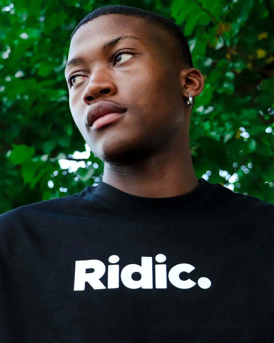 Shipa_Online's tweet photo. Lets unveil Ridic's latest summer essential: A high-quality T-shirt with perfect detail, minimalist style, and an oversized cut for that effortlessly cool summer look. Available in 2 colorways.
C/W +266 57319347 for deliveries.
#RidicSummerStyle #tsencha #tsoarastyle https://t.co/ZI4E0HC1dc