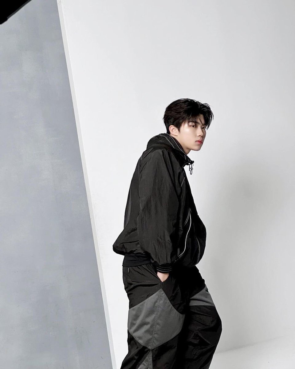 ZB1_ig's tweet photo. "❄️
#ZEROBASEONE #ZB1 #제로베이스원
#PARKGUNWOOK #박건욱
#ROMANTICCROWN #RMTCRW"
(3) https://t.co/1SDHxYpujT