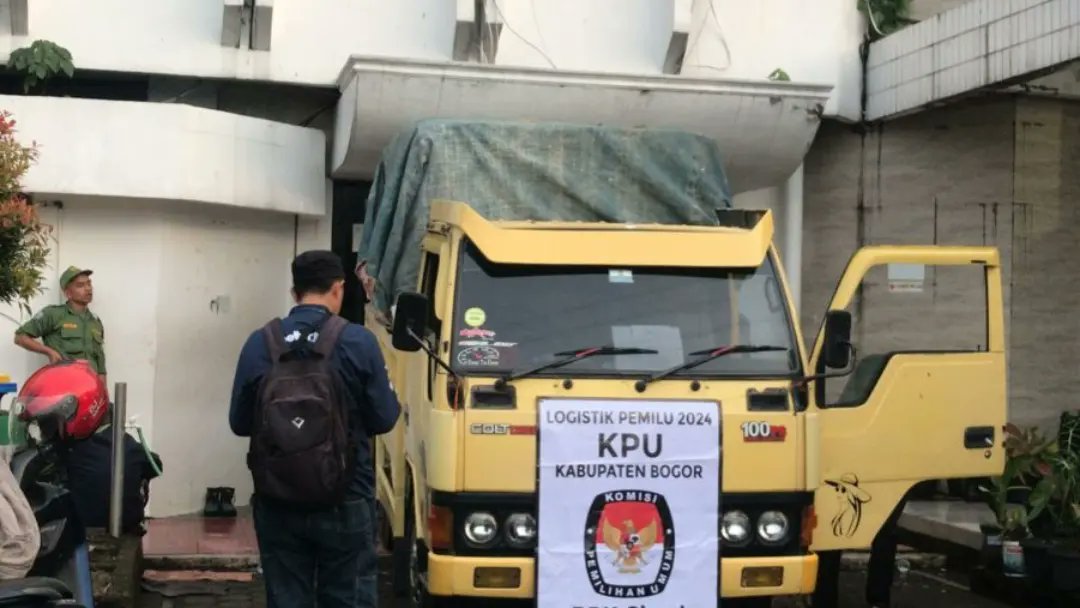 HumasSekCiawi's tweet photo. Pengamanan dan Pengawalan  Kotak Suara dan Logistik Pemilu Lainnya Dilakukan Oleh Personil Polsek Ciawi Polres Bogor Dari Masing-masing PPS Desa Ke Gudang Logistik PPK Kec Ciawi Kab Bogor di Gedung MPM. Situasi Dalam Keadaan Aman Terkendali.
#operasimantapbrata2024 https://t.co/OPndwNSnEX