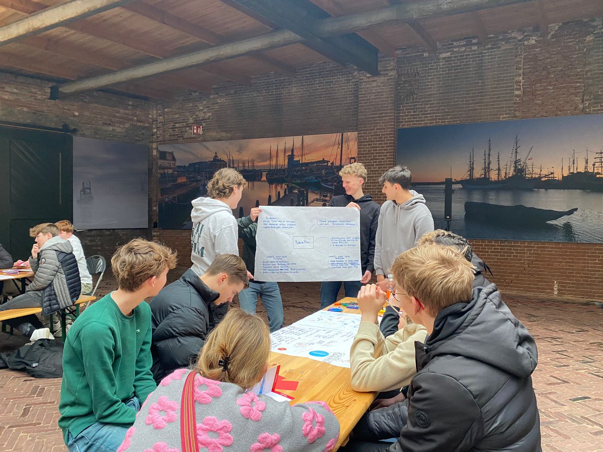 Vandaag hebben de leerlingen van 4 havo/atheneum een projectdag van Tienskip. Op basis van een zelfgekozen probleem in hun leefomgeving (bijvoorbeeld verkeersveiligheid), wordt er gewerkt aan een oplossing. Ideeën worden gepitcht aan elkaar en gedeeld met de gemeente Harlingen.