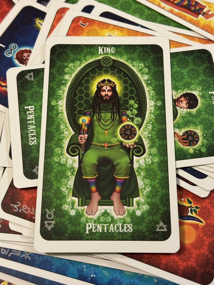 🪙 🌳 The King 🌳 🪙 

#tarot #indietarot #king #kingofpentacles #inclusive #diverse #inclusivetarot #divination