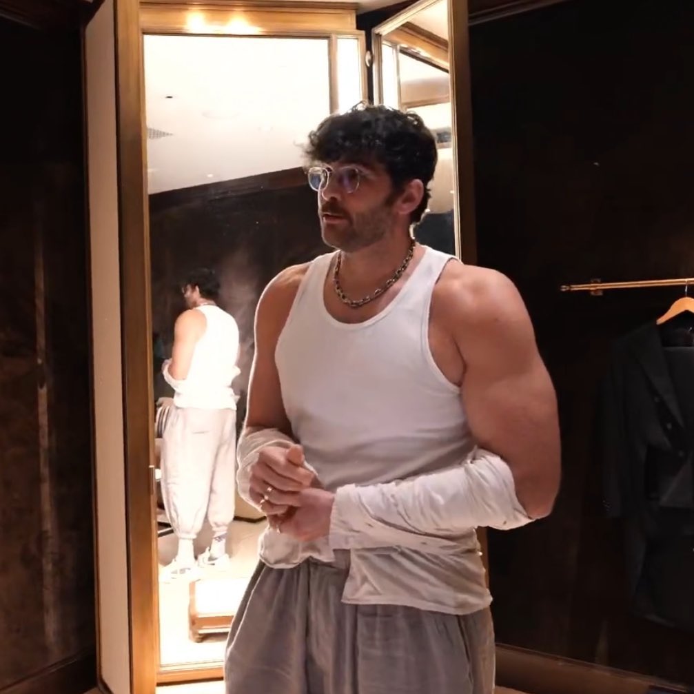 Styleisms's tweet image. is big boy as fuck