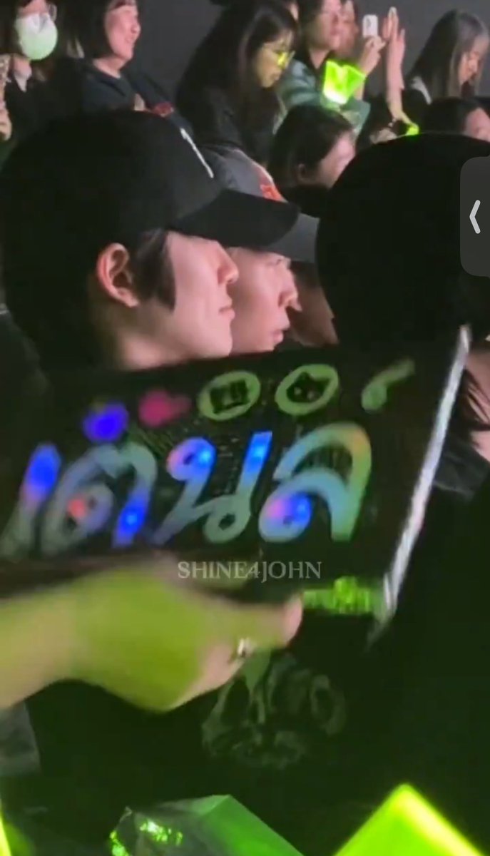 ป้ายชื่อเตนล์ภาษาไทย กับแจฮยอนที่นั่งดูแฟนคอนครั้งแรกวันแรกของเตนล์ㅠㅠㅠ