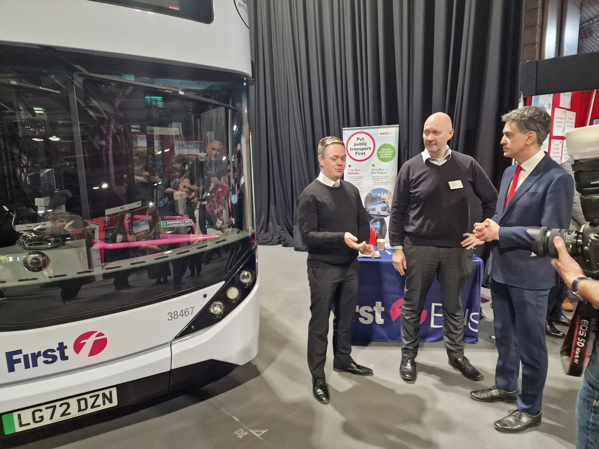 It was great to see @Ed_Miliband at the @ScottishLabour conference in Glasgow with one of our zero-emission buses to discuss how @firstbusnews is leading in transport decarbonisation!