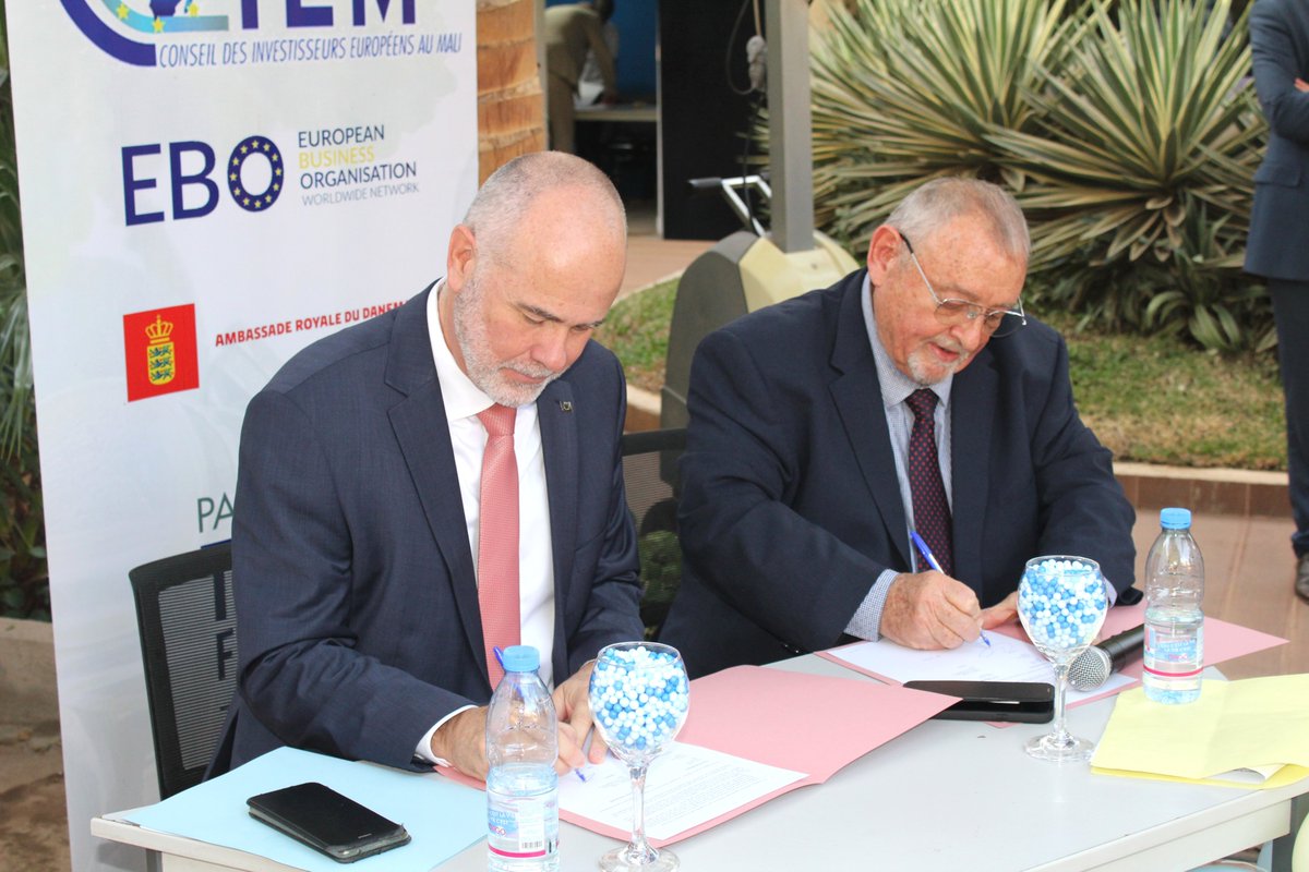 UEauMali's tweet photo. @UEAUMali renforce son partenariat historique avec le Conseil des Investisseurs Européens au Mali, marquant ainsi son soutien continu aux entreprises européennes et maliennes dans le pays. Une cérémonie de signature de contrat a été organisée afin de célébrer ce partenariat. https://t.co/NJUltBT2iQ