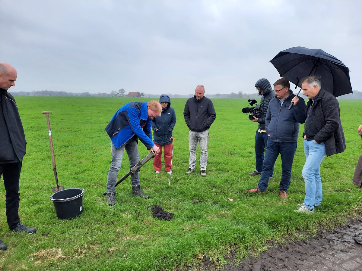 Gedeputeerde Harold Zoet op bezoek bij natuurinclusieve melkveehouder Mathijs Groot Koerkamp in Harfsen. Hij vertelt dat hij behoefte heeft  aan nieuwe kennis rondom #bodem  #compost #bodemleven stimuleren