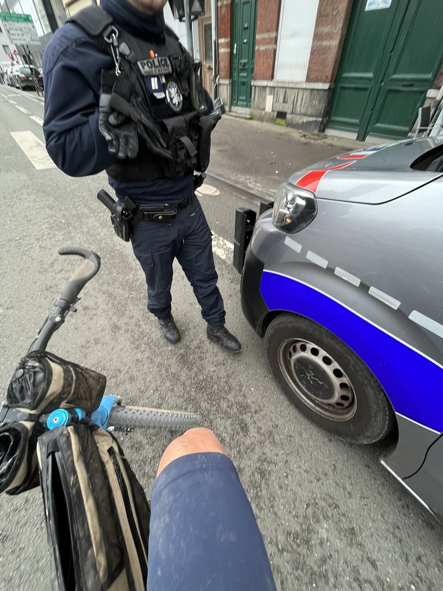 Échanges absolument surréalistes avec des policiers <a href="/PoliceNat59/">Police Nationale 59</a> <a href="/PoliceNationale/">Police nationale</a> en warning sur la bande cyclable... Pour aller manger des frites à Sensas <a href="/lillefrance/">Ville de Lille</a> 😳👇
#lille #lillemaville