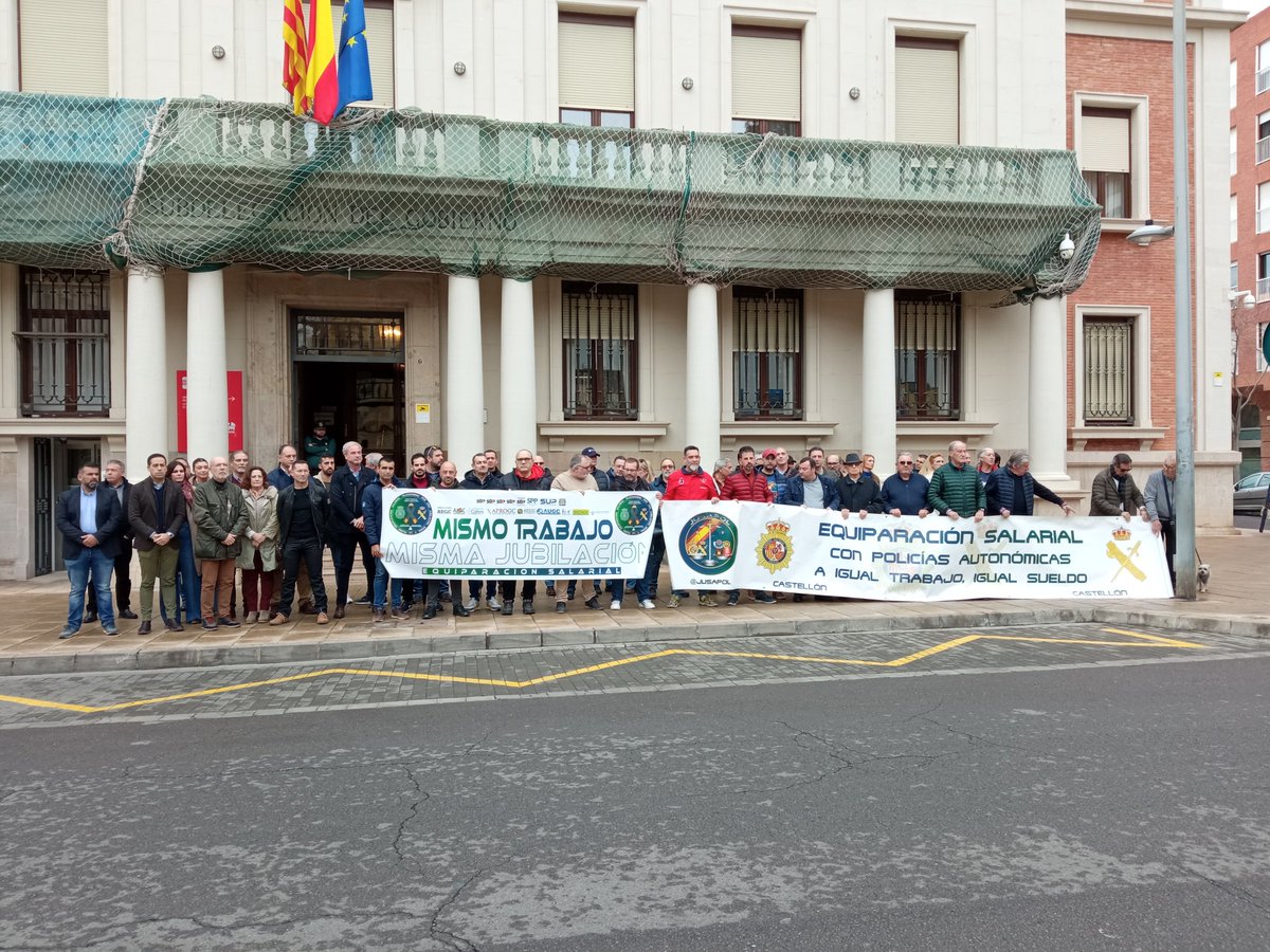 SupCastellon's tweet photo. Hemos realizado un minuto de silencio en honor de nuestros compañeros asesinados en Barbate
Venimos con la @PlataformaPNyGC a todas las Delegaciones y Subdelegaciones del Gobierno de España a reclamar por una #JubilacionDignaGCyPN 
#EquiparaciónSalarial 
#ProfesiónDeRiesgo https://t.co/vkL7j83Wa2