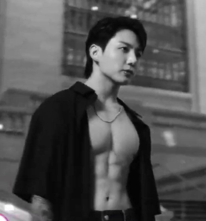 dailyjkpraise's tweet photo. We all know that Jungkook has the hottest body in the industry but seeing his serratus anterior that appeared only on athletics which is so rare speaking volumes how perfect body he has! Insane🔥 https://t.co/1mIpQCZlrQ