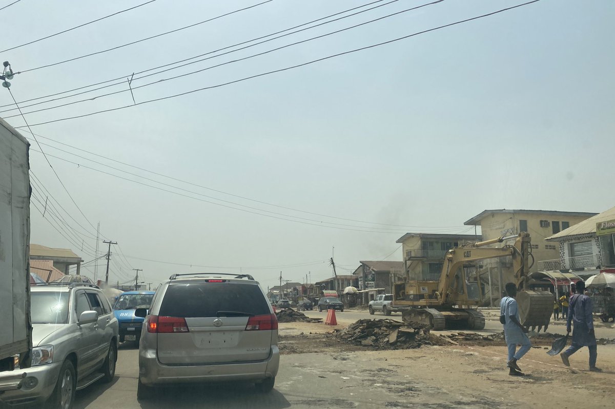 InsideOsogbo's tweet image. HEADS-UP: There is slight traffic around Òkè-fíà, Òṣogbo, as a result of the diversion occasioned by the ongoing construction work in that axis. Motorists in a hurry are advised to explore alternative options.

Good afternoon. 🤝🤝🤝

#InsideOsogbo